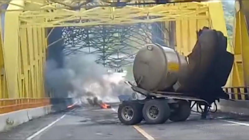 Pipa cargada de combustible choca y explota en la autopista Siglo XXI ...