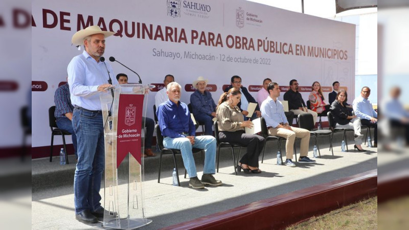 Entrega Bedolla maquinaria para obra pública en región Ciénega y Bajío
