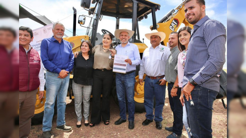 Entrega Bedolla maquinaria para obra pública en región Ciénega y Bajío