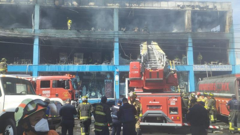 CDMX: Incendio arrasa con Galerías El Triunfo; más de 100 personas fueron evacuadas