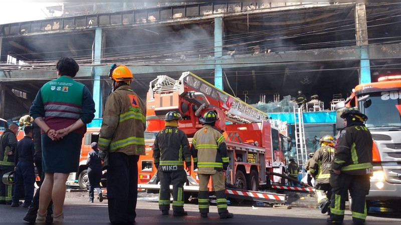 CDMX: Incendio arrasa con Galerías El Triunfo; más de 100 personas fueron evacuadas