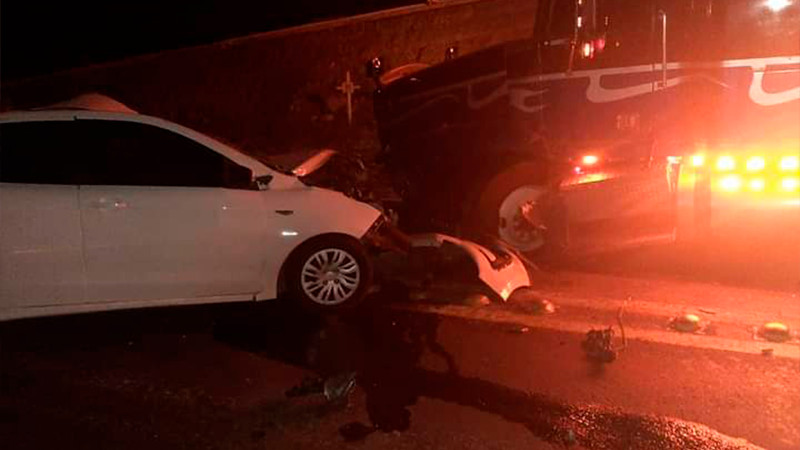 Choque entre un vehiculo y tráiler en la autopista Siglo XXI deja un muerto