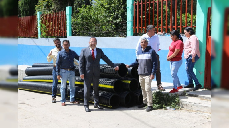 Ayuntamiento de Hidalgo entrega material para rehabilitar drenaje en Tierras Coloradas