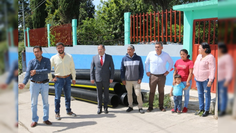 Ayuntamiento de Hidalgo entrega material para rehabilitar drenaje en Tierras Coloradas