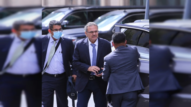 Dieciocho capitanes, tenientes y sargentos del Ejército escoltan a director de Pemex  y sus hijas 