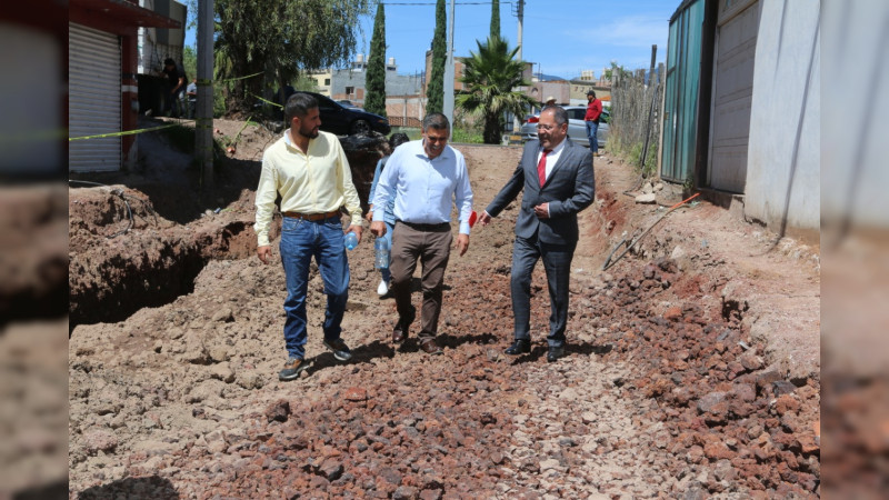 Presidente municipal y regidores de ayuntamiento supervisan obras de infraestructura urbana en Hidalgo, Michoacán