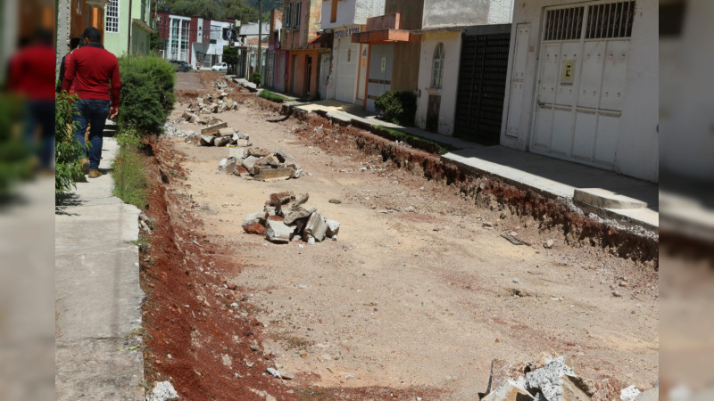 Presidente municipal y regidores de ayuntamiento supervisan obras de infraestructura urbana en Hidalgo, Michoacán