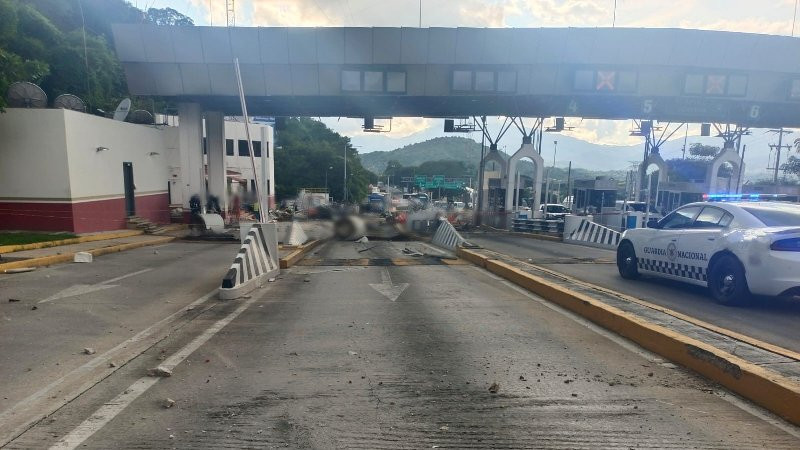 Tráiler destroza caseta de cobro en la Autopista del Sol; hay un muerto y un herido