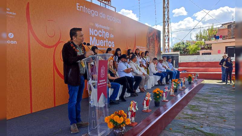 Entrega SECTUR Michoacán apoyo económico para celebración de Noche de Muertos 