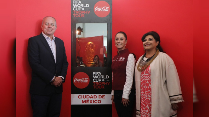Claudia Sheinbaum recibe la copa del Mundial 2022 en la CDMX