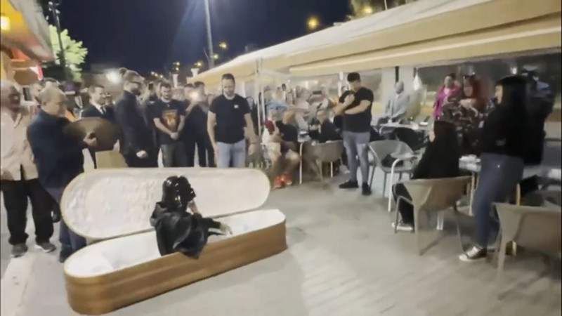 Hombre pide matrimonio vestido de Darth Vader; sucedió en Fortuna, España