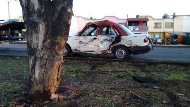 Una persona lesionada tras accidentarse un taxi, en la capital michoacana - Foto 1 