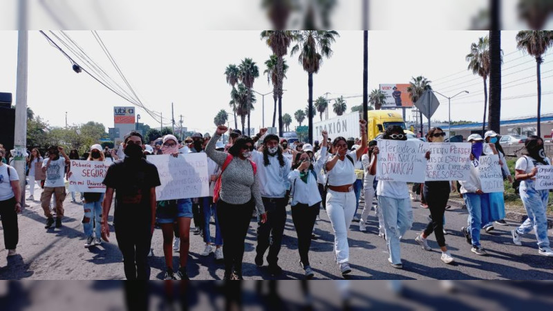 Marchan en silencio paristas de la Universidad Autónoma de Querétaro