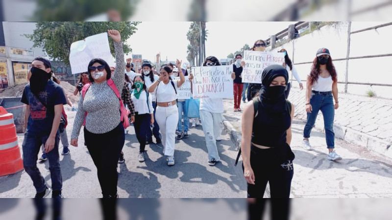 Marchan en silencio paristas de la Universidad Autónoma de Querétaro
