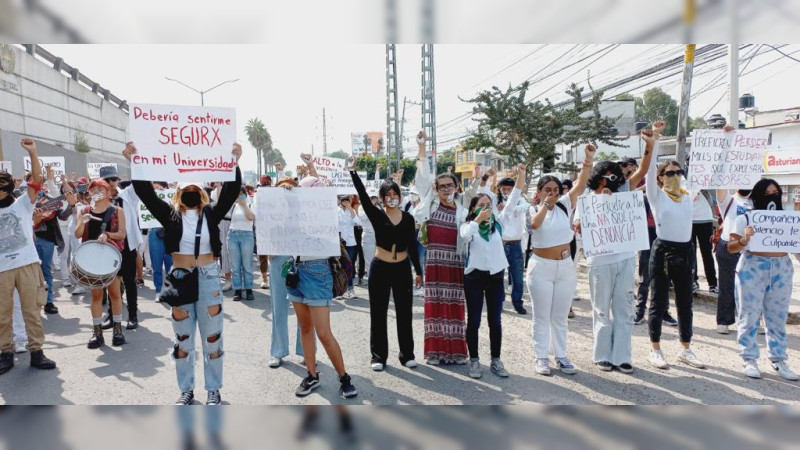 Marchan en silencio paristas de la Universidad Autónoma de Querétaro