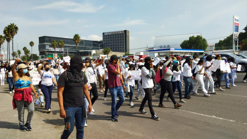 Marchan en silencio paristas de la Universidad Autónoma de Querétaro