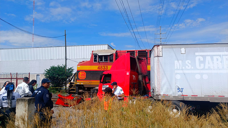 Tráiler intenta ganarle el paso al tren y termina impactado, en el libramiento sur de Morelia 