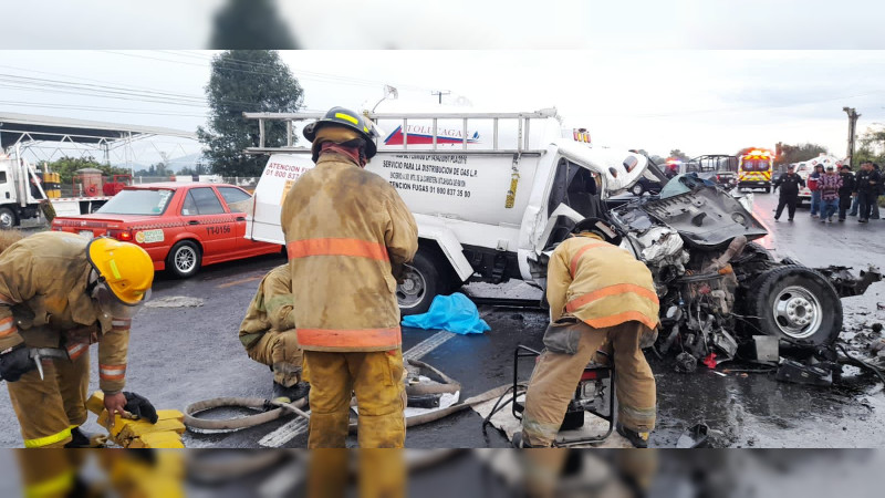 Impacta pipa de gas contra tracto en Ezequiel Montes municipio de Querétaro 