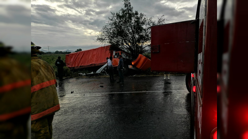 Impacta pipa de gas contra tracto en Ezequiel Montes municipio de Querétaro 