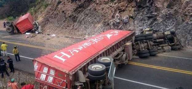Trailer aplasta transporte escolar y mueren 11 personas en San Luis Potosí 