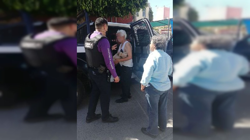 Adulto mayor regresó a su casa en Querétaro gracias al apoyo de policías de Atención a Víctimas y al utilizar su brazalete 
