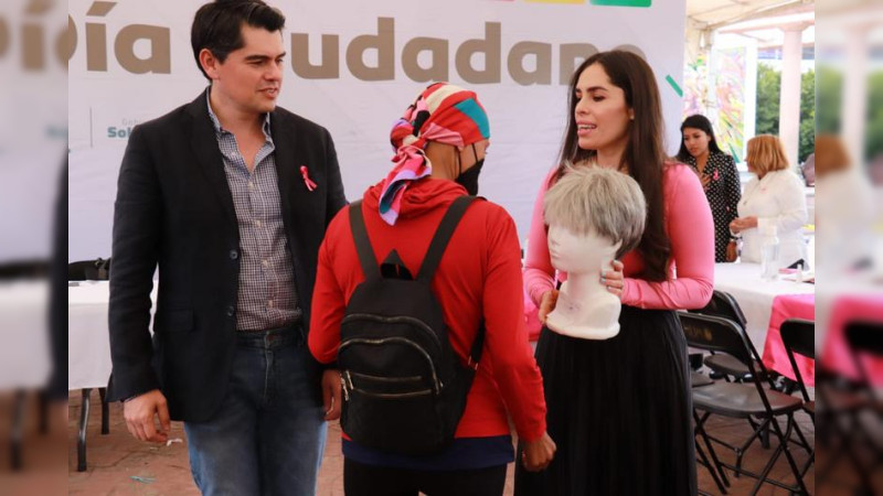 En el Día Ciudadano, Antonio Ixtláhuac entrega pelucas oncológicas a mujeres con cáncer