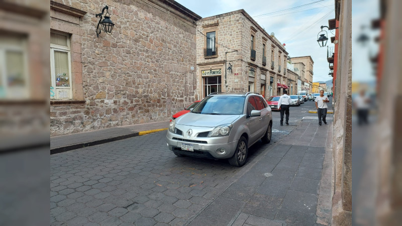 Vehículos del Festival Internacional del Cine se estacionan en lugares prohibidos, tienen permiso especial