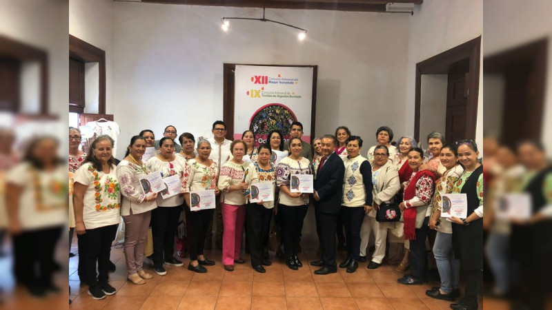 Ganan 28 artífices en Concurso Artesanal de Maque y Textil Bordado