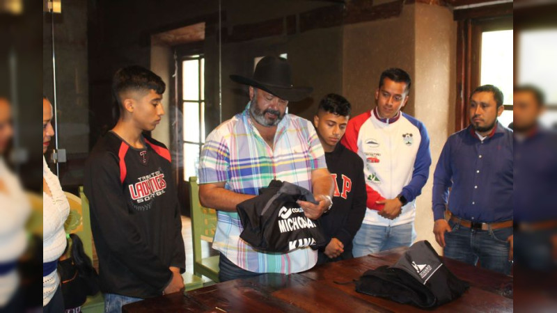 Entrega Julio Arreola uniformes a boxeadores que representarán a Pátzcuaro en torneo nacional