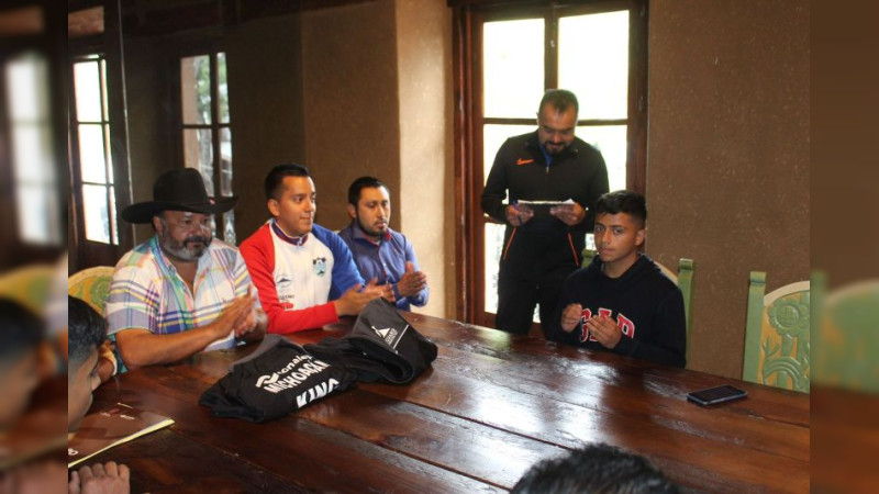 Entrega Julio Arreola uniformes a boxeadores que representarán a Pátzcuaro en torneo nacional