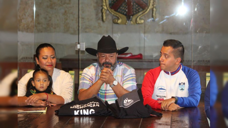 Entrega Julio Arreola uniformes a boxeadores que representarán a Pátzcuaro en torneo nacional