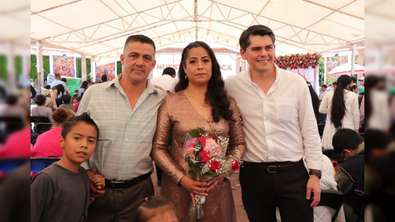 Entregan Ayuntamiento de Zitácuaro y Registro Civil actas de nacimiento y matrimonio gratuitamente  