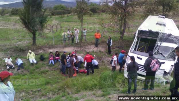 Una niña muerta y 48 lesionados deja choque en Maravatío, Michoacán - Foto 0 