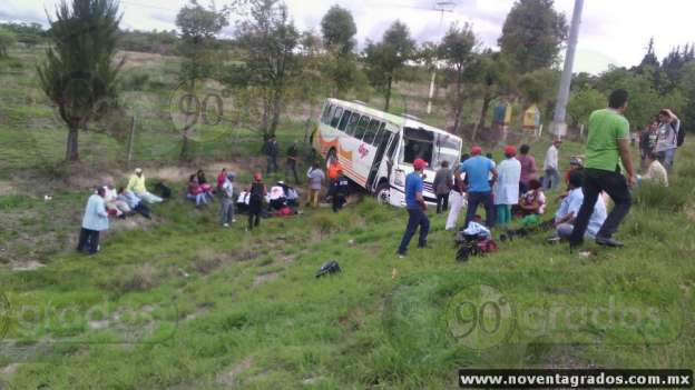 Una niña muerta y 48 lesionados deja choque en Maravatío, Michoacán - Foto 1 