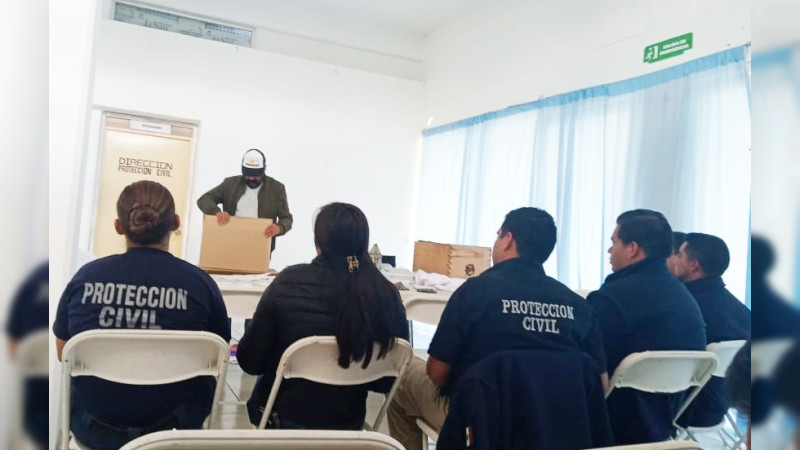 Recibe Protección Civil Quiroga taller sobre nociones de apicultura y manejo de enjambres