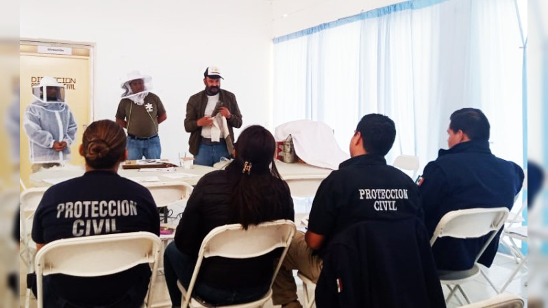 Recibe Protección Civil Quiroga taller sobre nociones de apicultura y manejo de enjambres