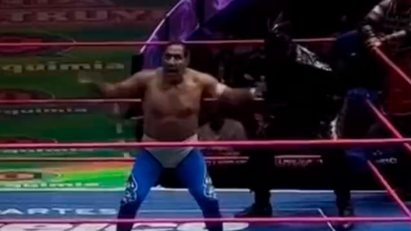 Queda inconsciente Blue Panther en medio de función de lucha libre 