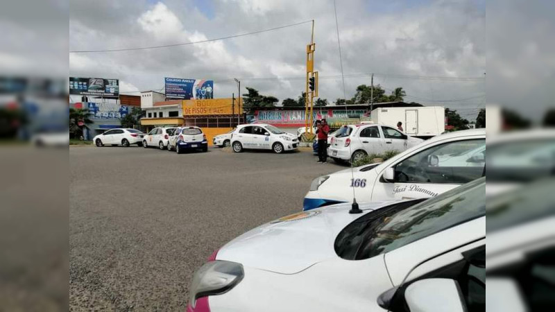 Con bloqueos, taxistas de Lázaro Cárdenas exigen restituir a la delegada de Cocotra