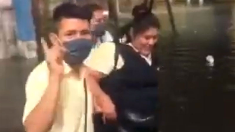 Empleados de Coppel ofrecen créditos en plena inundación en Campeche 