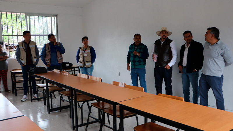 Regidor del ayuntamiento de Ciudad Hidalgo hace entrega de planos para el proyecto de un aula en tele secundaria 