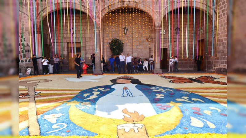 Invitan a Alfonso Martínez y Arzobispo de Morelia a apreciar el monumental tapete en Catedral 