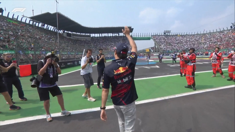Checo Pérez sube al podio en el Gran Premio de México; queda en tercer lugar  