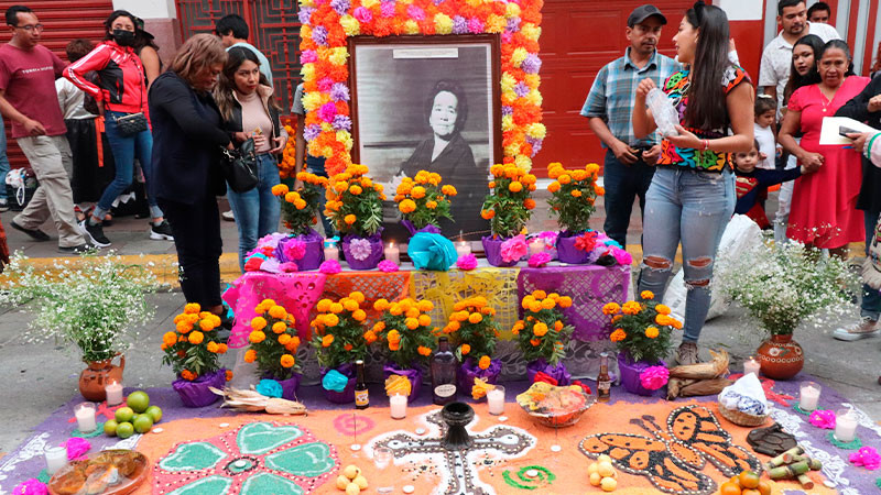 Entrega alcalde Toño Ixtláhuac premios a concursantes de ofrendas de Día de Muertos 