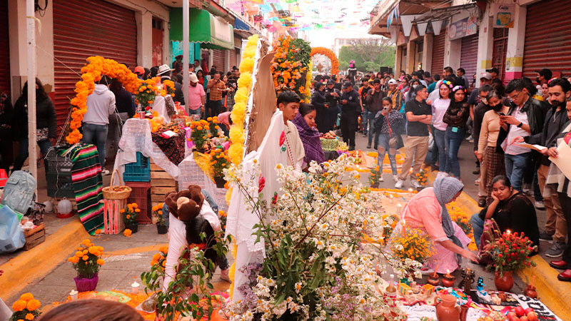 Entrega alcalde Toño Ixtláhuac premios a concursantes de ofrendas de Día de Muertos 