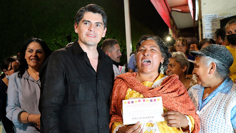 Entrega alcalde Toño Ixtláhuac premios a concursantes de ofrendas de Día de Muertos 