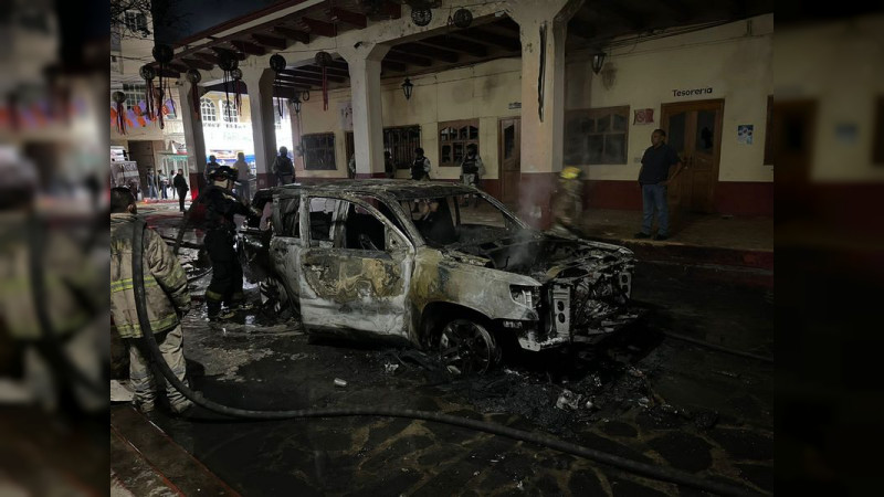 Por falta de agua, quema de camioneta del edil y destrozos en la Presidencia de Chilchota