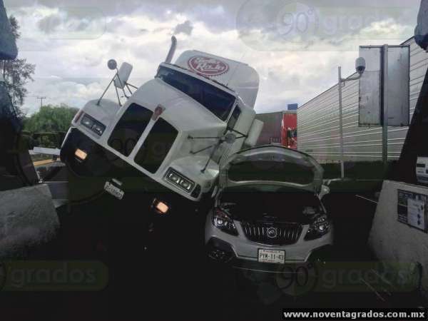 Tráiler se estrella contra auto y caseta de peaje en Panindícuaro, Michoacán 