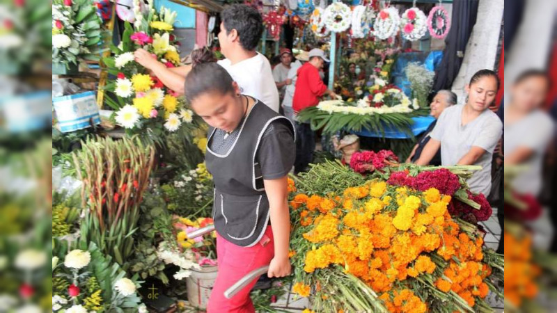 Por el Día de Muertos, los mercados están convertidos en florestas