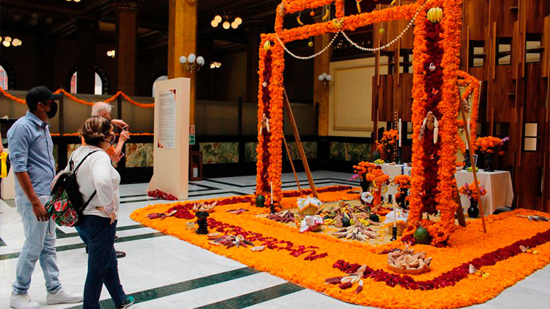 Instala Secum Altar Tradicional de Día de Muertos en Palacio Postal en CDMX
