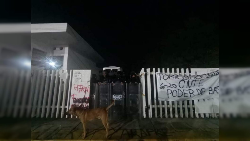 Desalojan a normalistas de la SEE en Morelia, Michoacán
